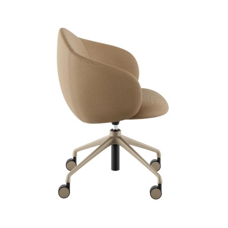 Vue de profil de la chaise Volta, mettant en avant sa ligne douce et son confort, associée à un piètement mobile robuste – Volta