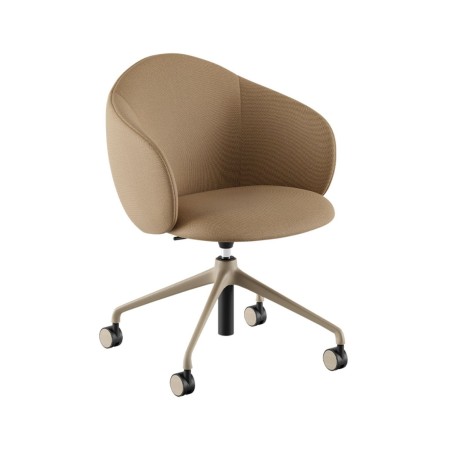 Chaise Volta pivotante avec dossier arrondi et assise tapissée beige, montée sur un piètement noir à cinq branches avec roulette