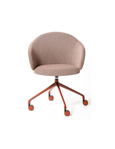 Chaise Volta avec dossier enveloppant et assise tapissée, base pivotante à 5 roulettes métalliques rouges, vue de face – Volta