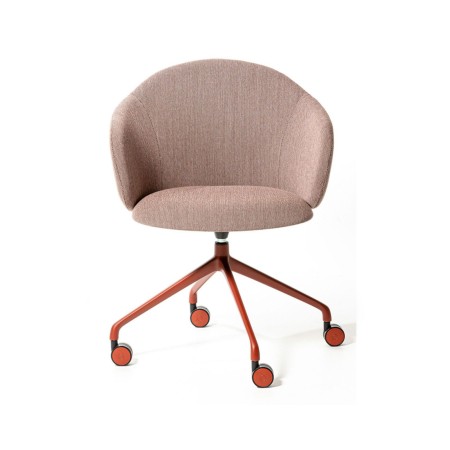 Chaise Volta avec dossier enveloppant et assise tapissée, base pivotante à 5 roulettes métalliques rouges, vue de face – Volta