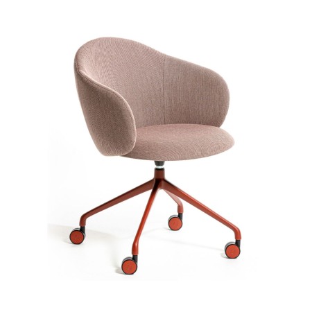 Chaise Volta avec piètement mobile sur roulettes rouges et assise arrondie en tissu rose poudré, vue oblique – Volta