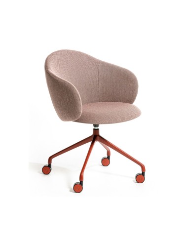 Chaise Volta avec piètement mobile sur roulettes rouges et assise arrondie en tissu rose poudré, vue oblique – Volta