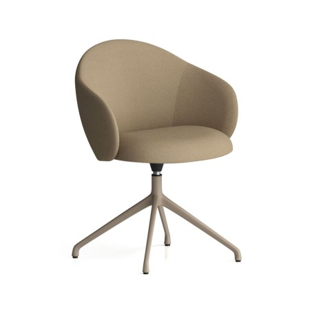 Chaise Volta pivotante en tissu beige clair, assise enveloppante avec piètement étoile métallique, vue oblique - Volta