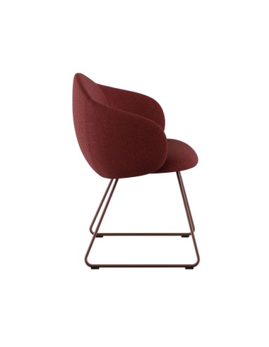 Chaise tapissée rouge avec piètement métallique luge cuivre, vue de trois-quarts - Volta