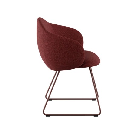 Chaise tapissée rouge avec piètement métallique luge cuivre, vue de trois-quarts - Volta