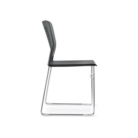 Côté d'un siège noir en plastique piètement carré