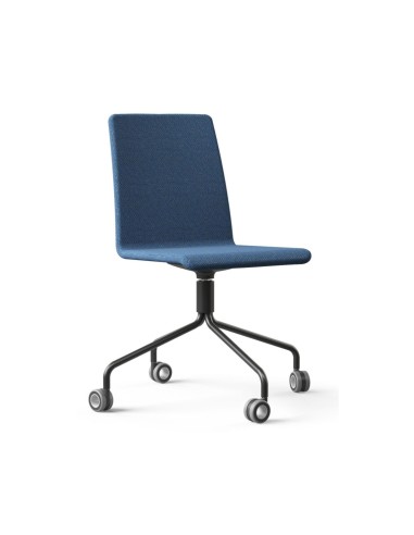 Chaise Moon tapissée bleue avec piètement noir sur roulettes pour bureau