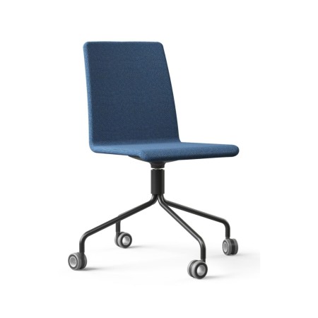 Chaise Moon tapissée bleue avec piètement noir sur roulettes pour bureau