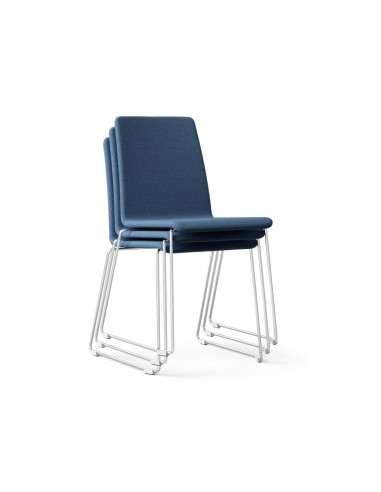 Chaises Moon empilées avec revêtement bleu et structure blanche – Moon