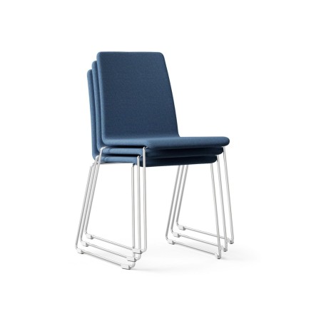 Chaises Moon empilées avec revêtement bleu et structure blanche – Moon