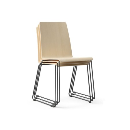 Siège Moon Wood empilable avec finition bois clair et piètement noir – Moon Wood