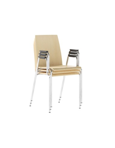 Chaises Moon Wood empilées, version bois clair et accoudoirs noirs – Moon Wood