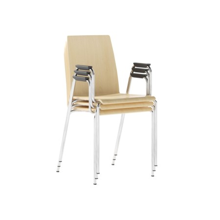 Chaises Moon Wood empilées, version bois clair et accoudoirs noirs – Moon Wood