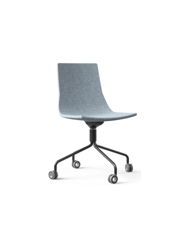 Chaise de conférence North Cape avec piètement mobile et coque tissu – vue produit en studio.