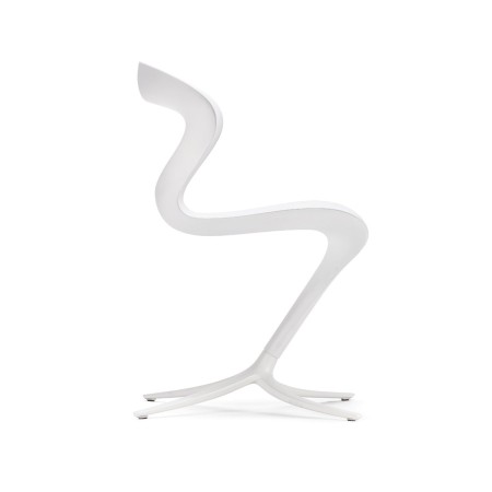 Chaise Callita blanche – profil latéral montrant les lignes fluides