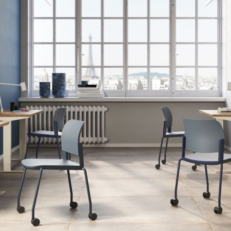 Chaise de formation mobile Volo en plastique gris, piètement sur roulettes, usage professionnel 2