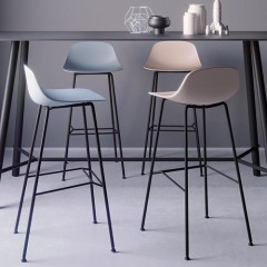 Chaise haute et tabouret
